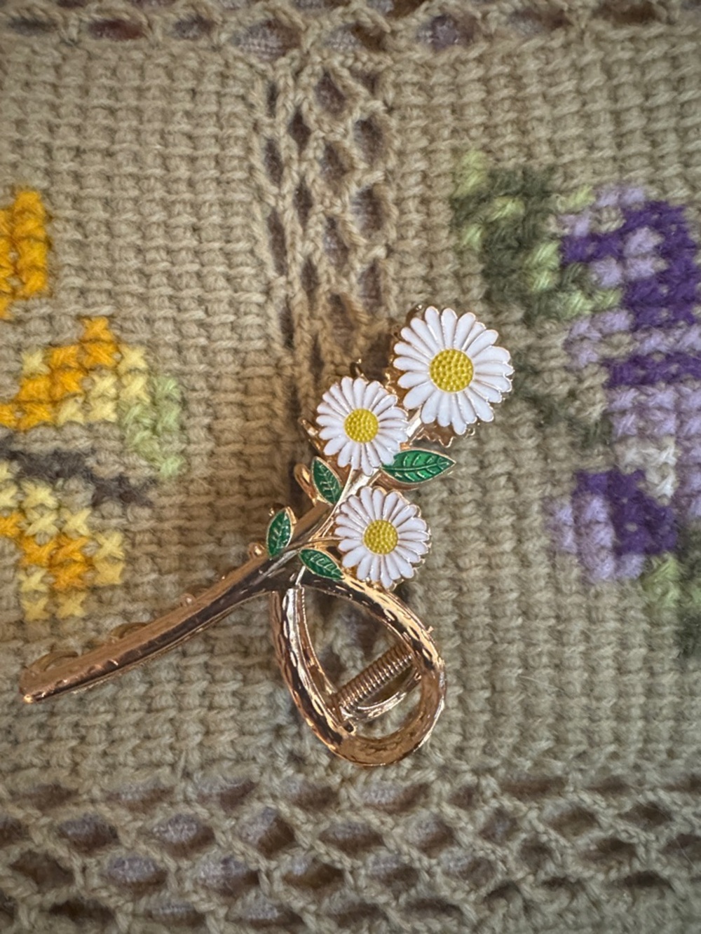 Aratta Accessories Gold Daisy Floral Hair Clip Claw - White & Green